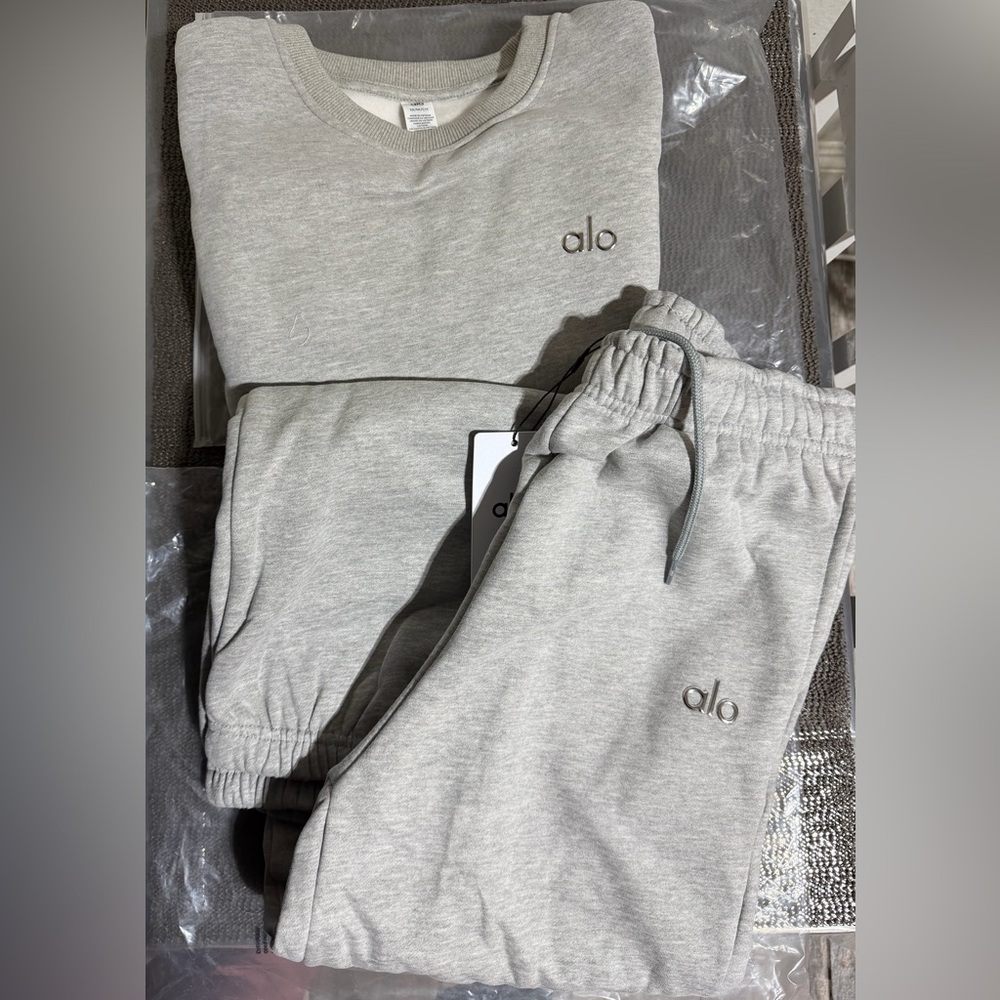 Alo yoga crewneck & joggers